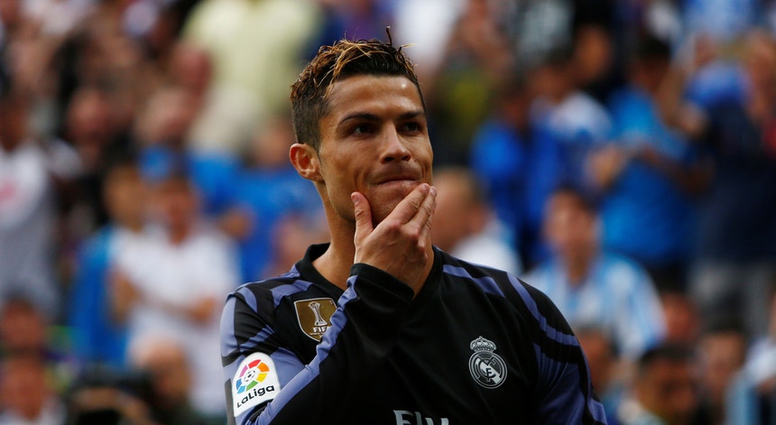 O futebolista português Cristiano Ronaldo disse hoje que quer “entrar na história” e ajudar o Real Madrid a vencer duas edições consecutivas da Liga dos Campeões.
