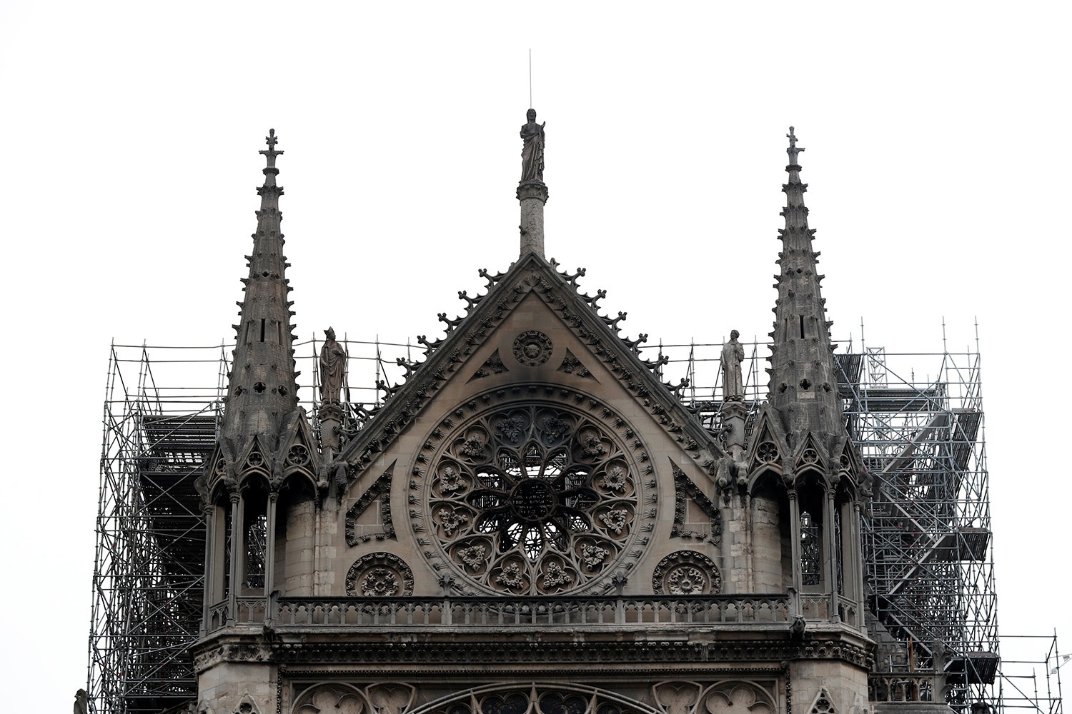  Fachada sul do transepto da catedral / Benoit Tessier - Reuters 