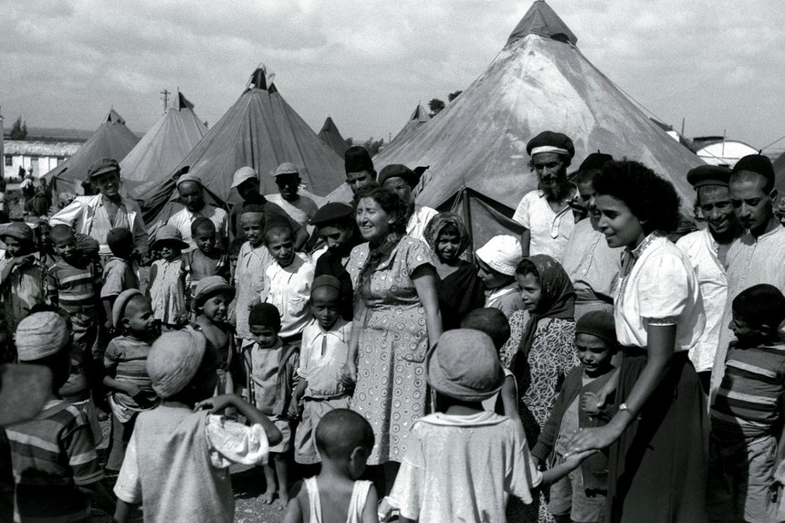 Fotografia de 1949 mostra um campo de reeducação para judeus do norte de África, inclusive iémenitas recém-chegados a Israel através da "Operação Tapete Mágico"
