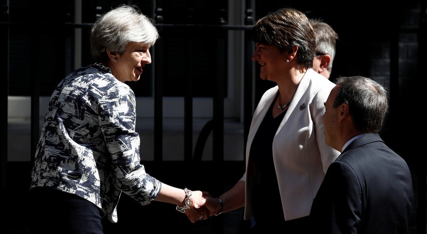 Theresa May recebe Arlene Foster em Downing Street
