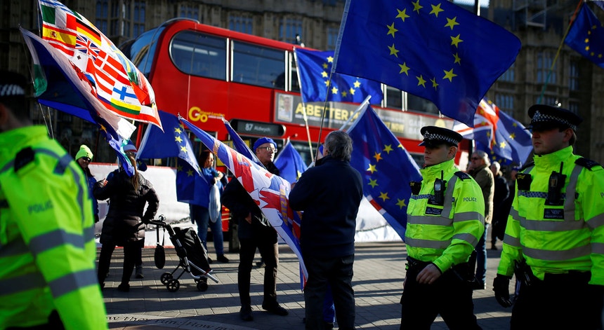 A pressão junto a Westminster está a aumentar, com manifestações diárias a favor e contra a saída do Reino Unido da União Europeia
