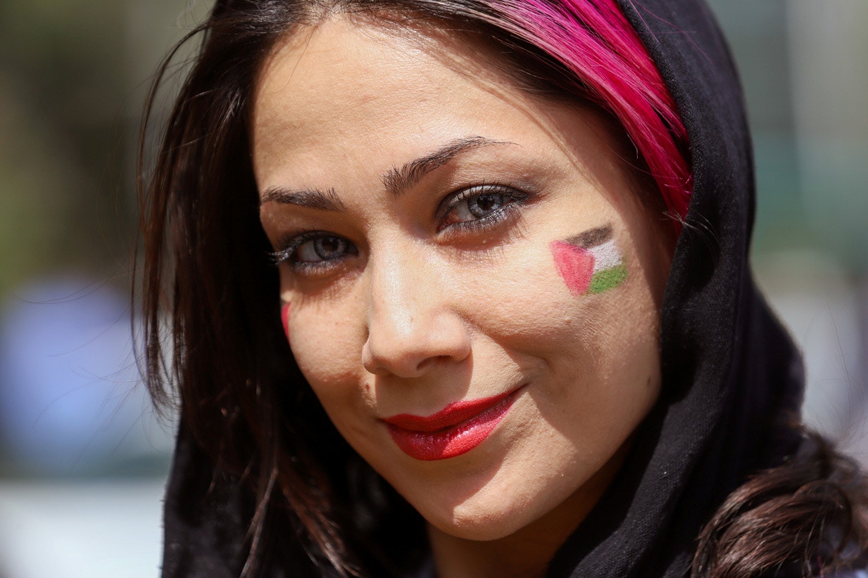  Ir&atilde;o. Mulher iraniana com a bandeira palestiniana pintada no rosto, demonstrando solidariedade, na marcha anual que assinala o Dia de Jerusal&eacute;m | Majid Asgaripour/WANA - Reuters  