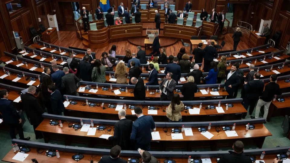 Parlamento do Kosovo elege Presidente após longo impasse político