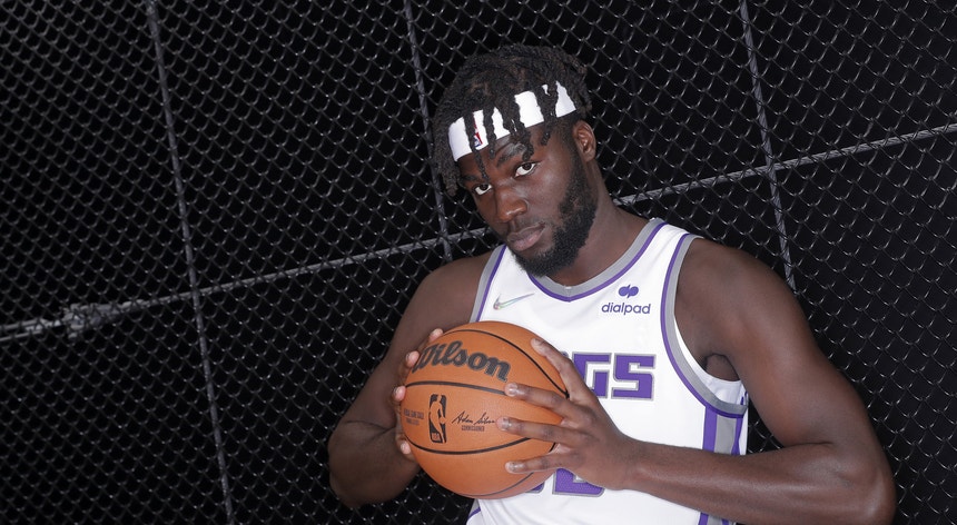 Neemias Queta esteve à beira da estreia pelos Sacramento Kings
