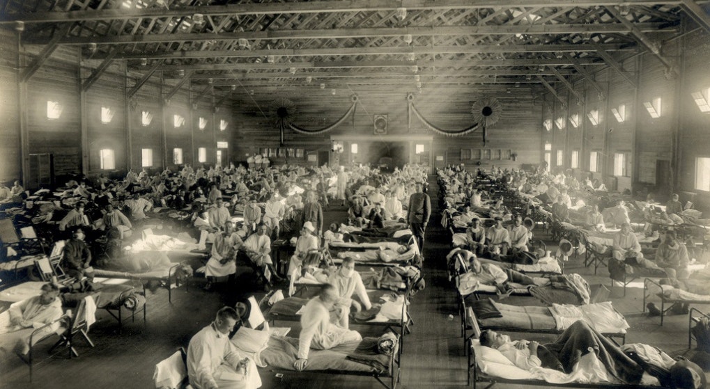  EUA, Hospital de emerg&ecirc;ncia Camp Funston, no Kansas, 1918. Soldados em quarentena enquanto recuperam da Gripe Espanhola | US Army - Reuters 
