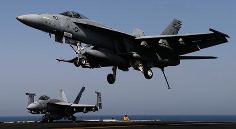 Ca&ccedil;a norte-americano F/A-18E Super Hornet aterra do porta-avi&otilde;es George H W Bush no Golfo (Foto Reuters)