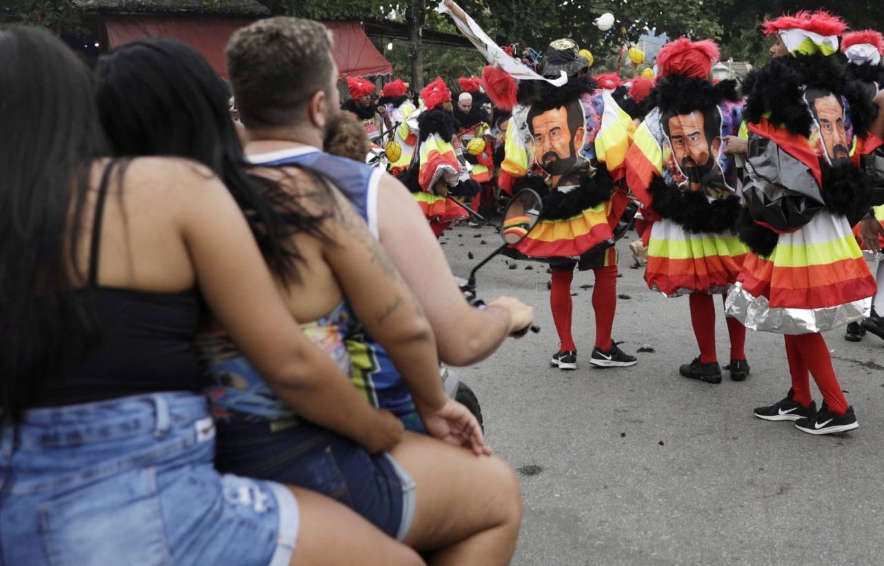  Brasil. Nos suburbios do Rio de Janeiro, h&aacute; pequenos desfiles carnavalescos | Ricardo Moraes - Reuters 
