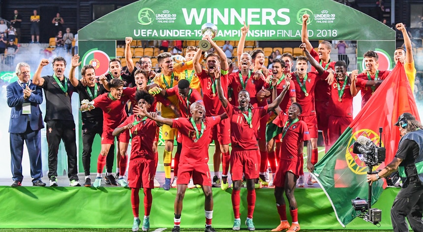 A taça de campeão da Europa é da nova geração de ouro do futebol português
