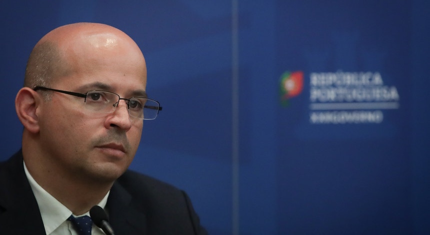 O ministro das Finanças, João Leão, apresenta aos partidos a proposta de orçamento para o próximo ano
