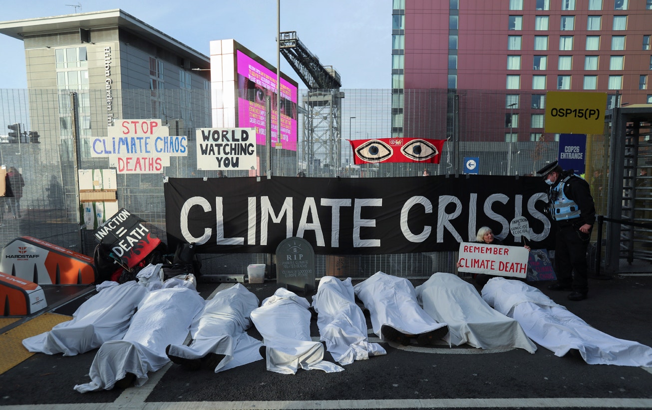 &Aacute;s portas do recinto da COP26: crise clim&aacute;tica mata  | Russell Cheyne - Reuters 