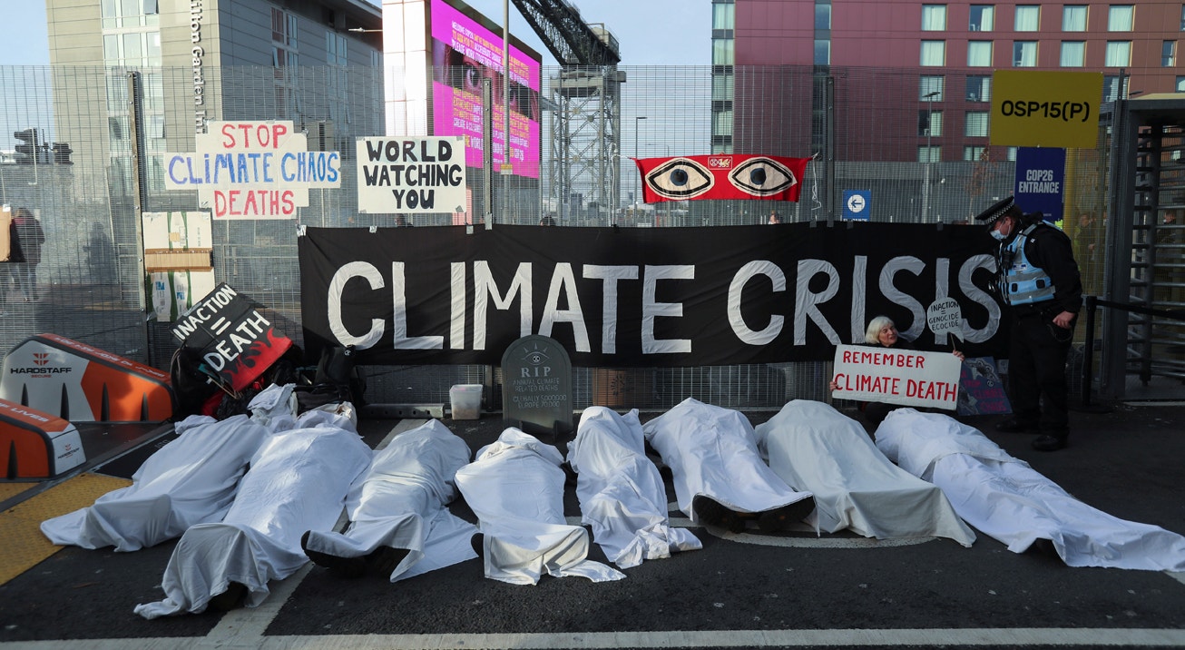  &Aacute;s portas do recinto da COP26: crise clim&aacute;tica mata  | Russell Cheyne - Reuters 