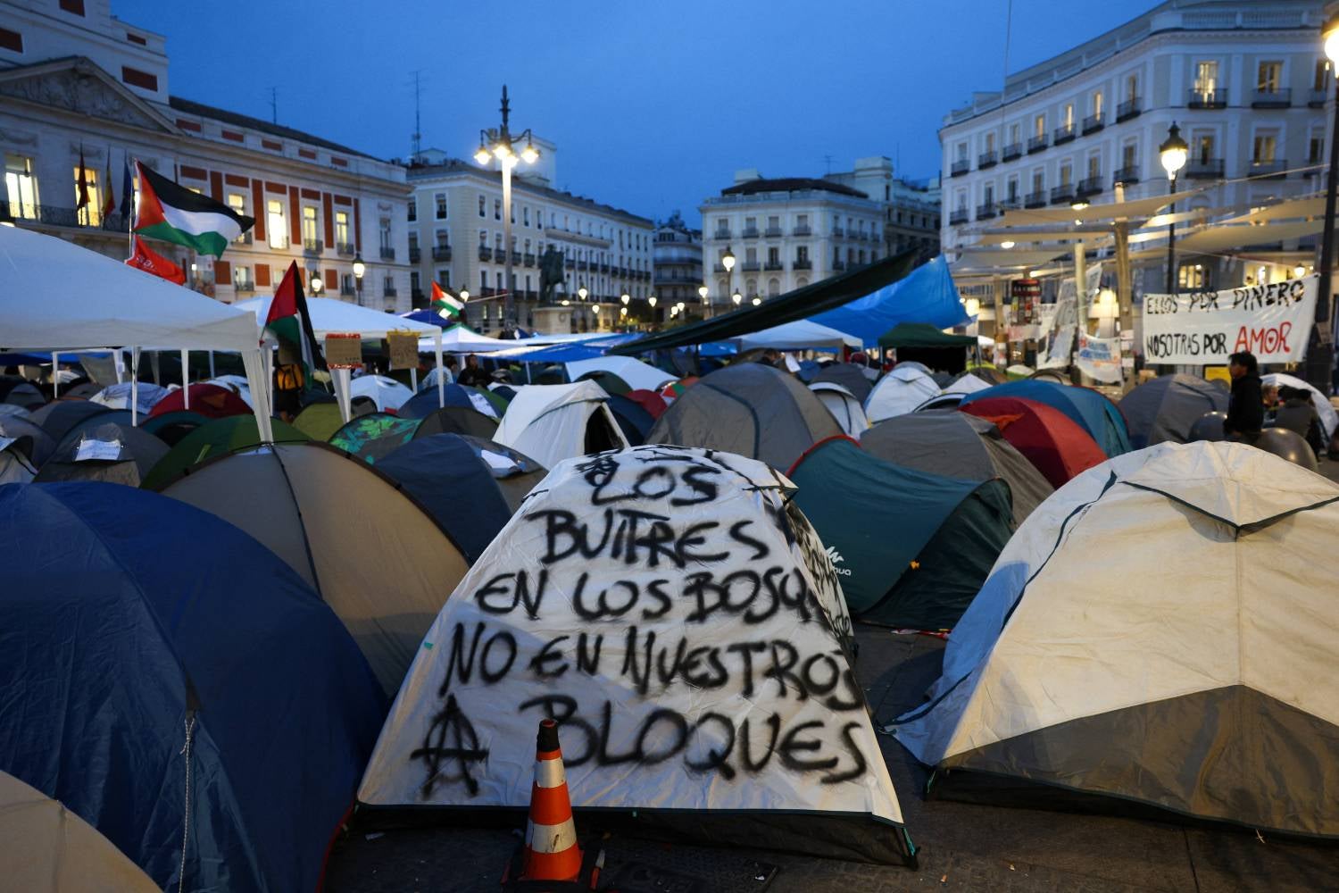 Acampamento na Puerta del Sol. Câmara de Madrid acusa Governo de Sánchez de "negligência"