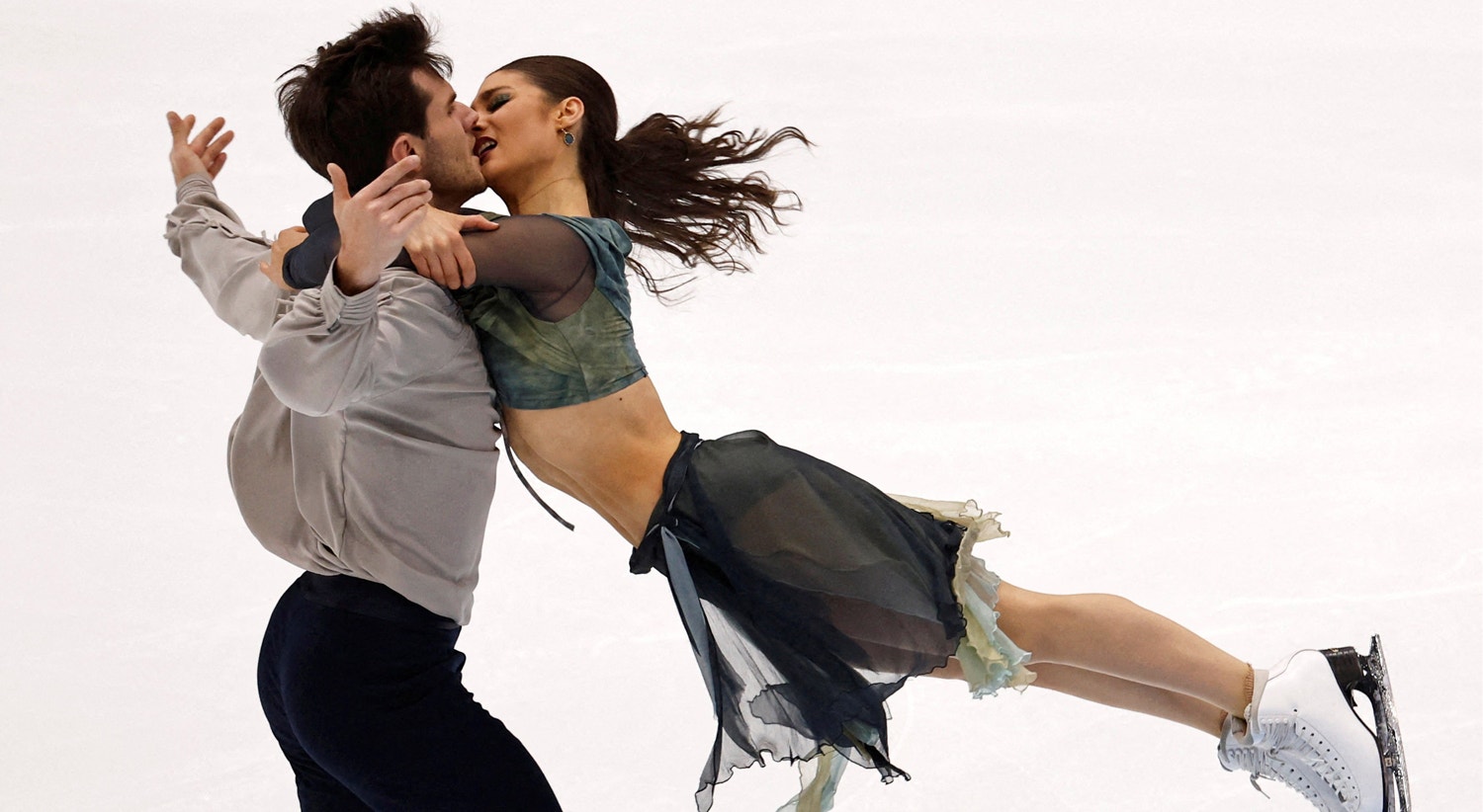  Grande Pr&eacute;mio de Patinagem Art&iacute;stica da ISU - Final - Est&aacute;dio Nacional Indoor, Pequim, China - 9 de dezembro. Laurence Fournier Beaudry e Nikolaj Soerensen do Canad&aacute; durante a dan&ccedil;a livre s&eacute;nior de dan&ccedil;a no gelo | Tingshu Wang - Reuters 
