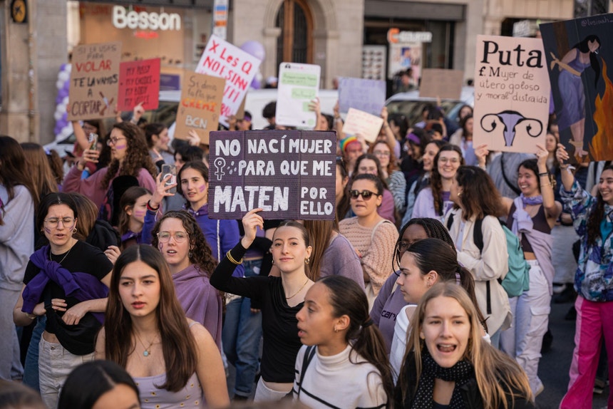 Milhares de estudantes saíram às ruas para exigir direitos e apelar a uma igualdade real e efetiva entre homens e mulheres. Barcelona, 8 de março de 2024.

