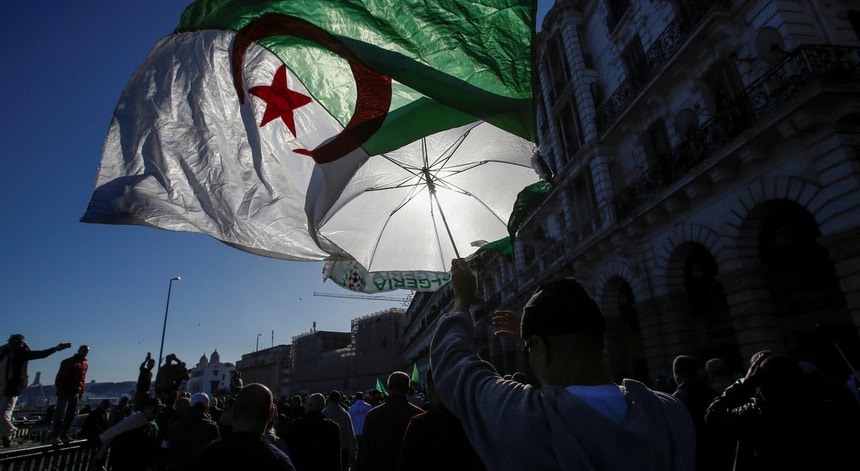 A 29 de novembro de 2019, pela 41ª semana consecutiva e empunhando bandeiras do país, milhares de manifestantes exigiram uma limpeza profunda do aparelho político da Argélia.
