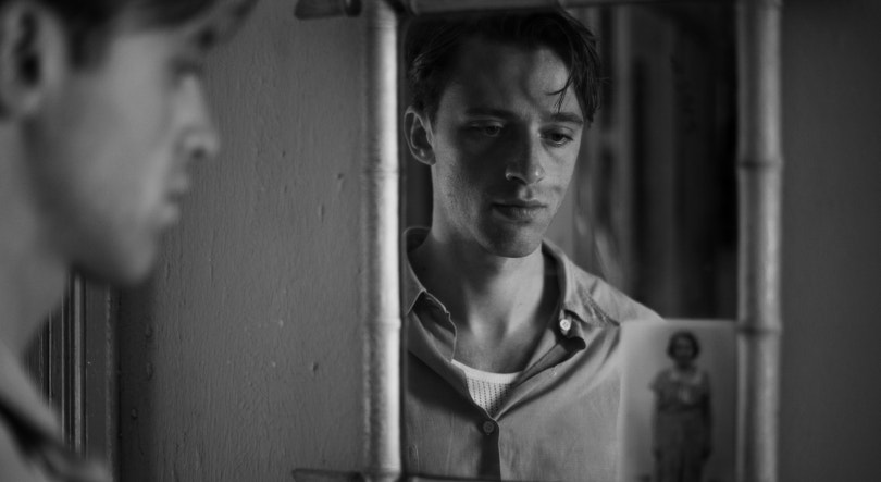 Imagem ilustrativa: Terceira adaptação d“O estrangeiro” já chegou aos cinemas nacionais