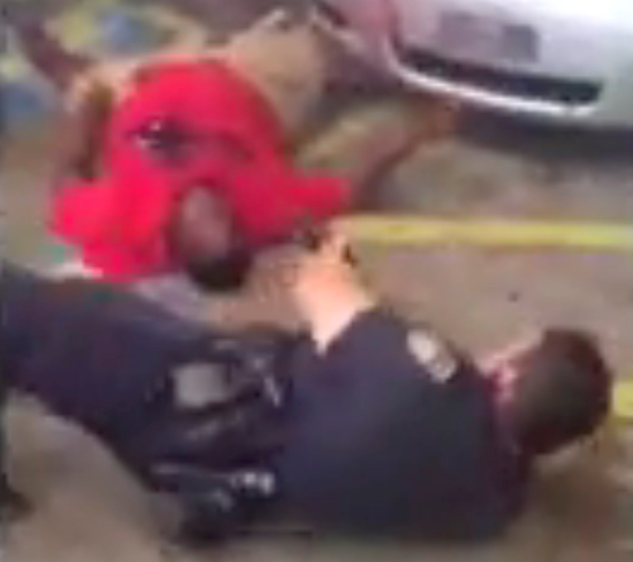 Uma imagem do v&iacute;deo que mostra Alton Sterling depois de ser abatido pela pol&iacute;cia com cinco tiros &agrave; queima roupa Foto: Reuters
