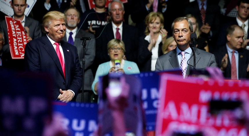 Nigel Farage num comício de Trump, em 2016
