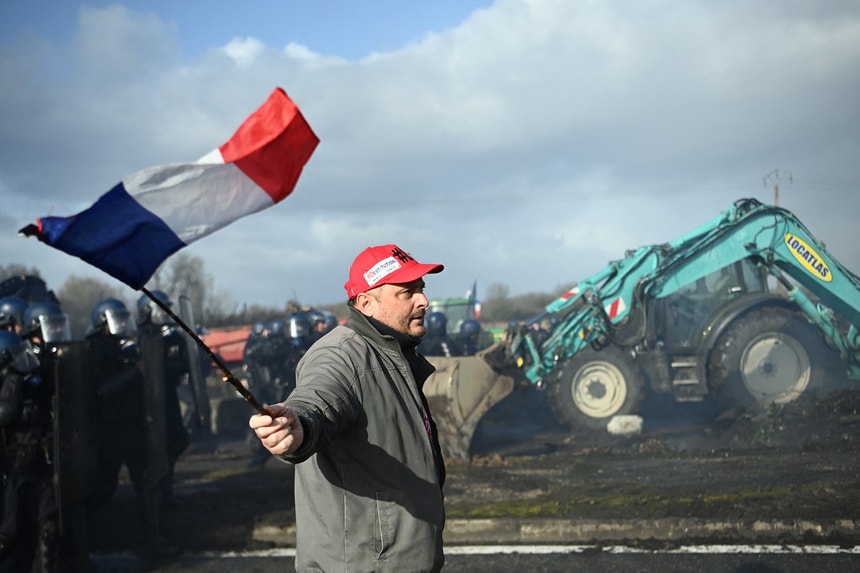 Imagem de Camiões portugueses parados. Agricultores franceses cortaram autoestrada contra acordo com Mercosul