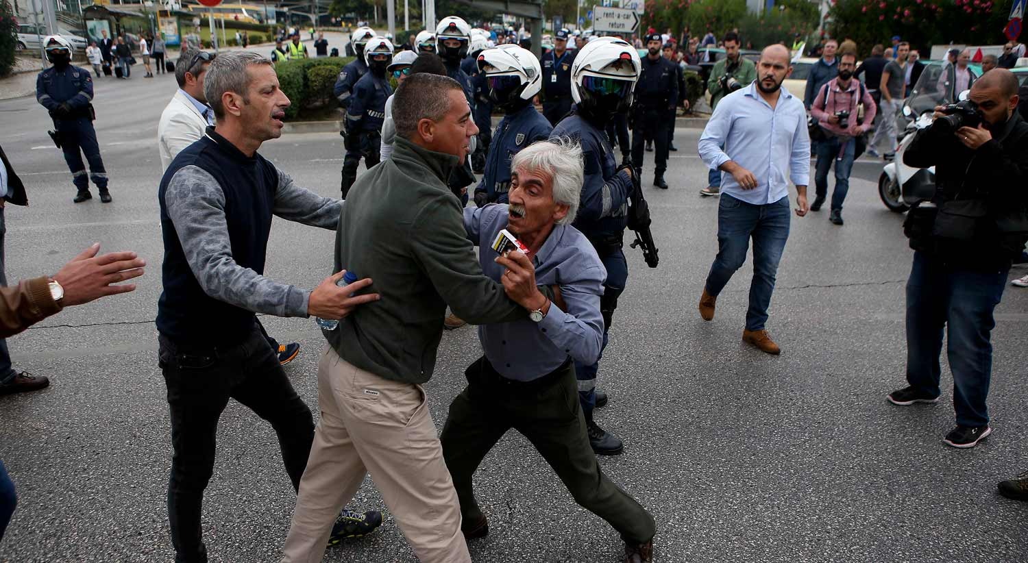  Taxistas protestam contra os motoristas da Uber estacionados numa esta&ccedil;&atilde;o de servi&ccedil;o no aeroporto Humberto Delgado  /  Miguel A. Lopes - Lusa 