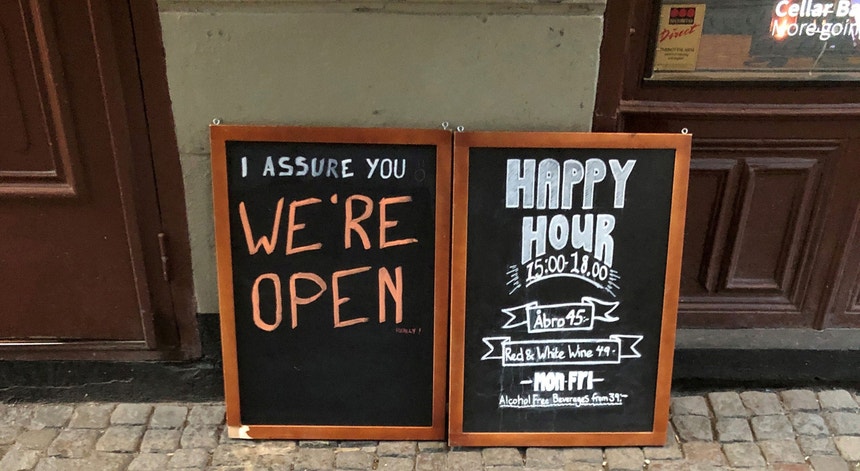 Um bar de Estocolmo assegura aos seus clientes que permanecem abertos, apesar da pandemia.
