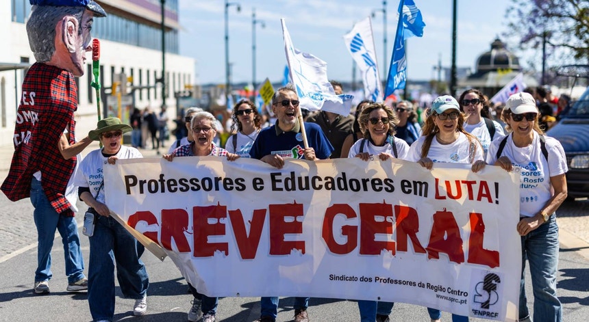 Professores em protesto pela revisão do estatuto da carreira docente
