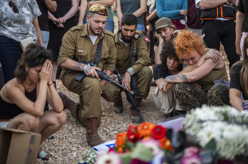 Familiares e amigos assistem ao funeral de Shani Luk, um alemão-israelita de 22 anos que foi morto quando fugia de um festival de música a 7 de outubro. 
