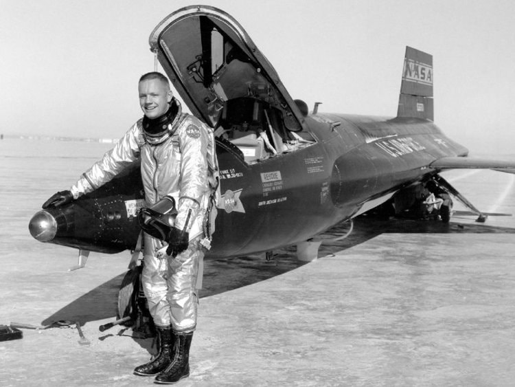  Armstrong posa &agrave; frente de um dos avi&otilde;es supers&oacute;nicos de teste da NASA 