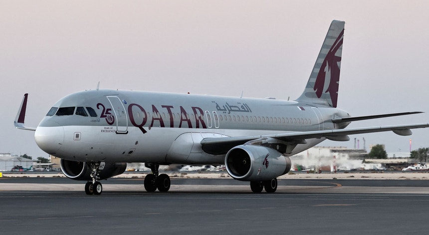 O avião das Linhas Aéreas do Qatar que transportou os cinco norte-americanos detidos no Irão e libertados ao abrigo de uma troca de prisioneiros, após aterrar em Doha
