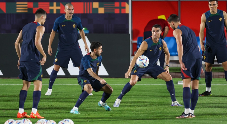 Os futebolistas portugueses continuam a preparar ao pormenor o jogo com os coreanos
