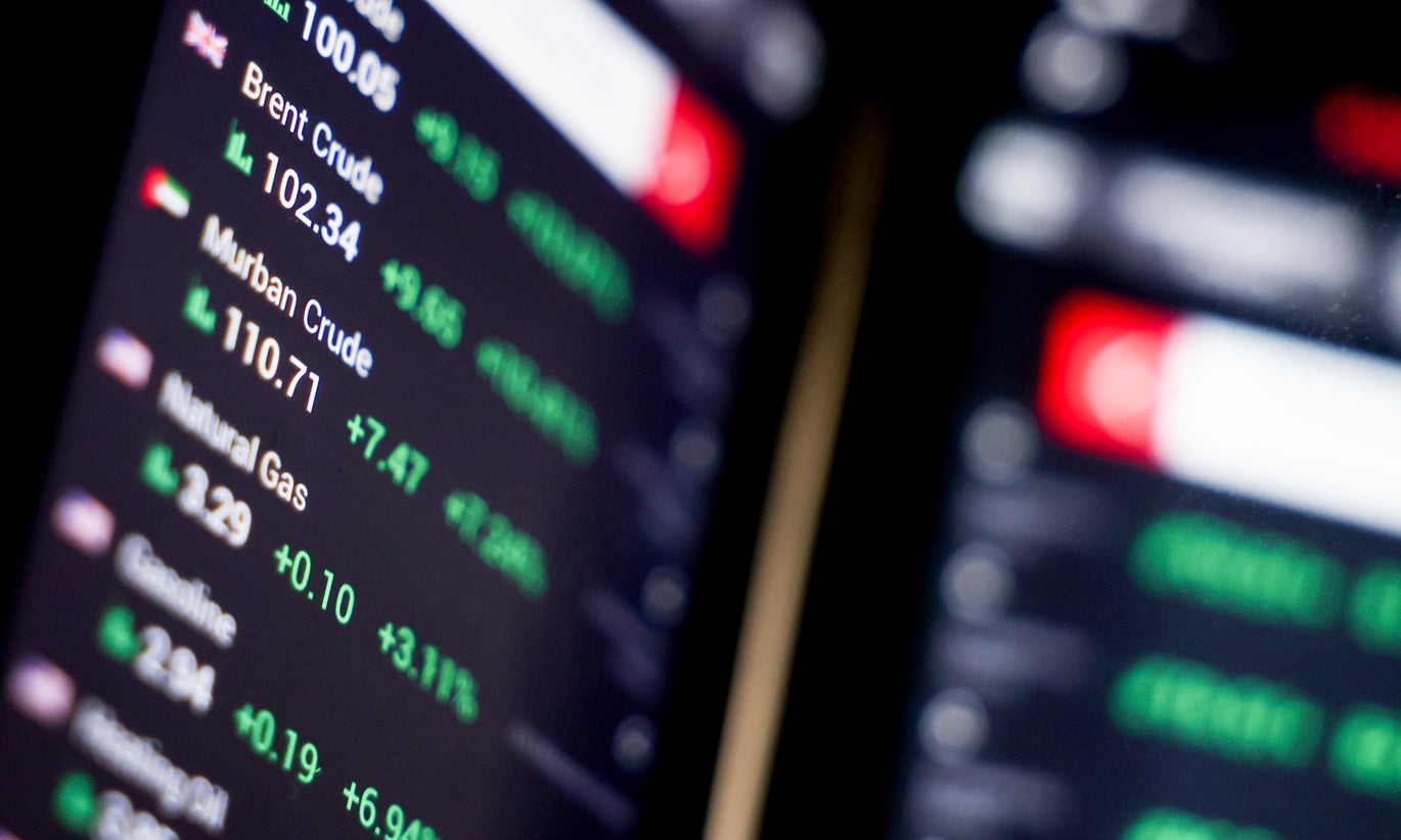 Brent crude price rises 6.76% but closes lower and below 100 dollars