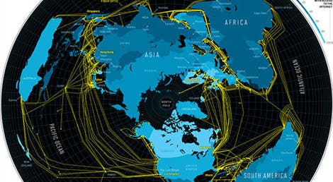 Mais de 250 cabos submarinos formam a rede mundial de internet. Foto: CC/Sam_Churchill Mais de 250 cabos submarinos formam a rede mundial de internet. Foto: CC/Sam_Churchill