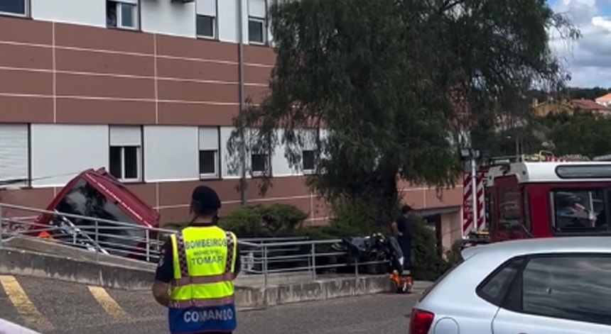 Despiste de mini-autocarro elétrico faz um morto e três feridos em Tomar