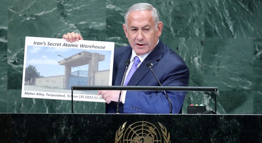 Momento em que o primeiro-ministro de Israel, Benjamin Netanyahu, acusa o Irão de esconder armamento nuclear no local da imagem.
