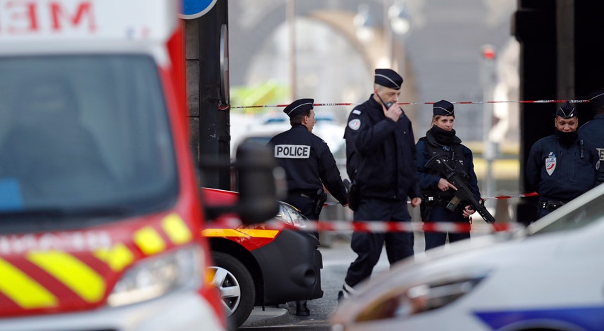 Agentes da polícia francesa nas imediações do Museu do Louvre, em Paris
