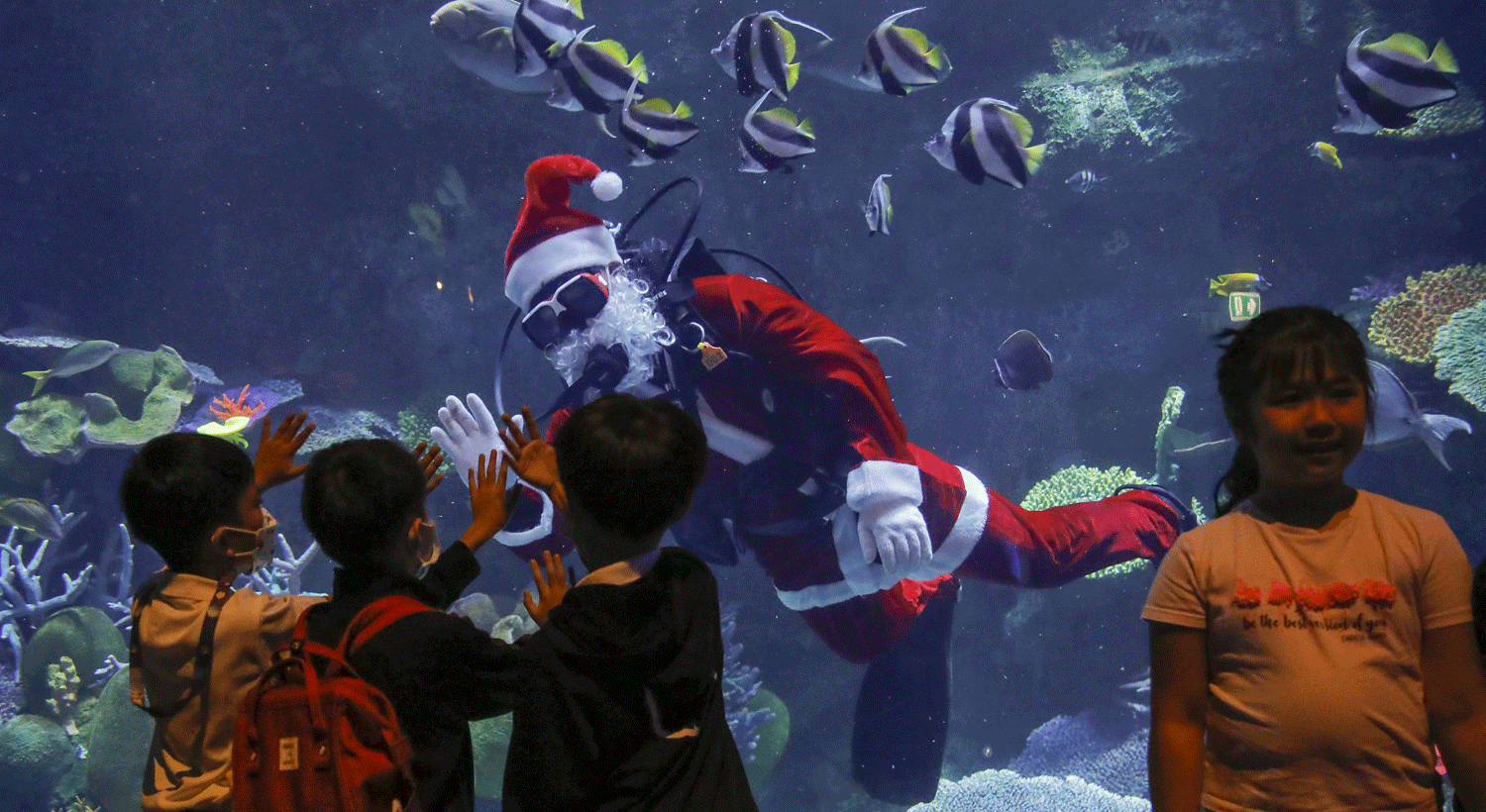  Mergulhador vestido de Pai Natal acena &agrave;s crian&ccedil;as no aqu&aacute;rio Sea Life em Banguecoque, Tail&acirc;ndia. Creditos: EPA/DIEGO AZUBEL 