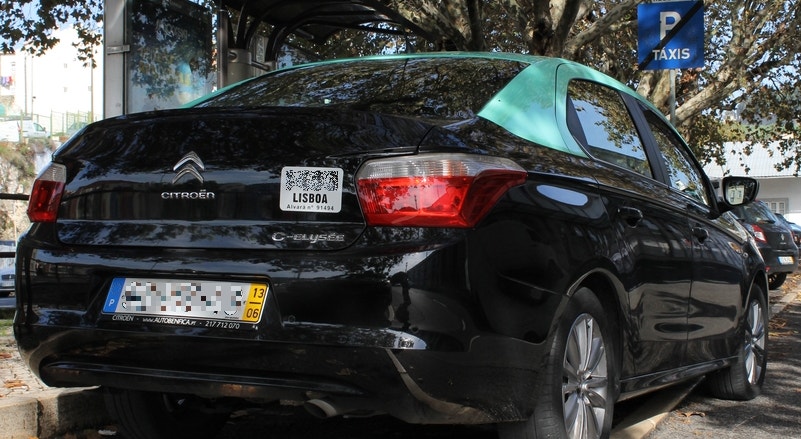 Os taxistas estão revoltados com a promulgação da lei que regulariza a actividade de transporte a partir de plataformas electrónicas
