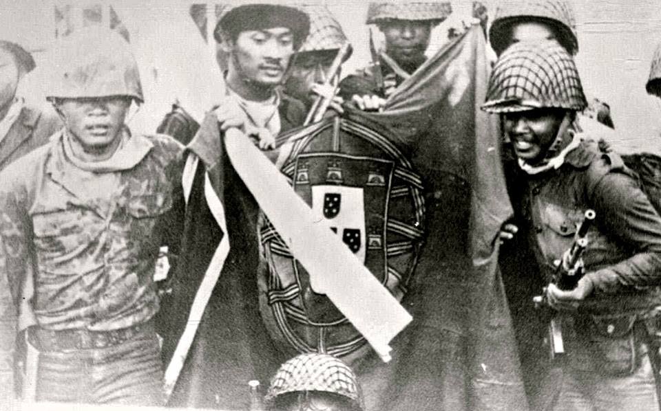 Soldados indon&eacute;sios com a bandeira de Portugal, dezembro de 1975 Foto: Wikicommons