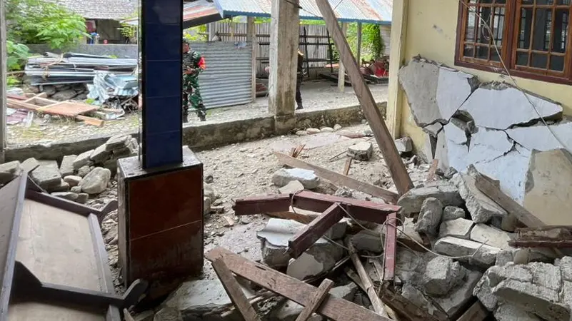 Imagem de Pelo menos um morto na Indonésia após sismo de magnitude 7,4 e alerta de tsunami