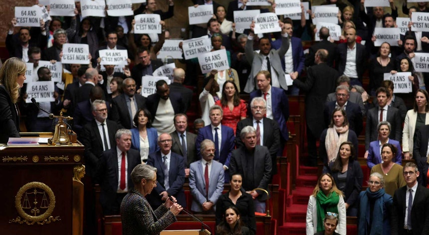 "64 ans c'est non"" (Aos 64 anos não!). Vários deputados de partidos de esquerda levaram mensagens de contestação para a Assembleia Nacional e entoaram o hino francês como forma de protesto contra a reforma das pensões, que o Governo aprovou sem votação. 
