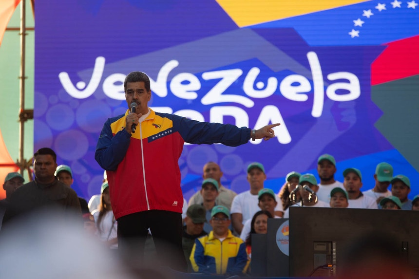 Nicolás Maduro fala "de uma nova etapa histórica [para] recuperar o que os libertadores nos deixaram".
