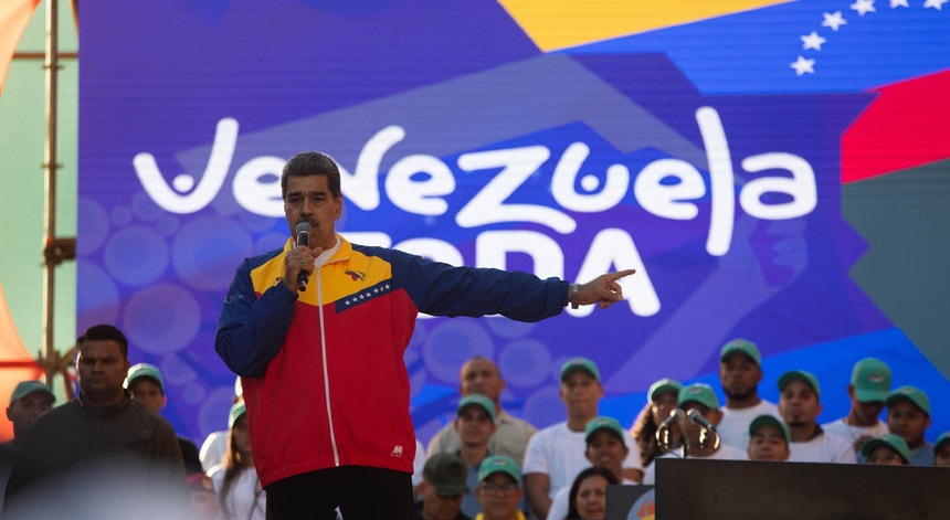 Nicolás Maduro fala "de uma nova etapa histórica [para] recuperar o que os libertadores nos deixaram".
