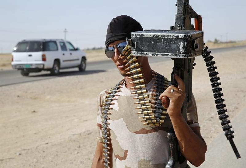 Combatente das Brigadas Badr, xiitas iraquianas, mostra a sua arma num posto de controlo no norte do Iraque Foto: Reuters Combatente das Brigadas Badr, xiitas iraquianas, mostra a sua arma num posto de controlo no norte do Iraque Foto: Reuters