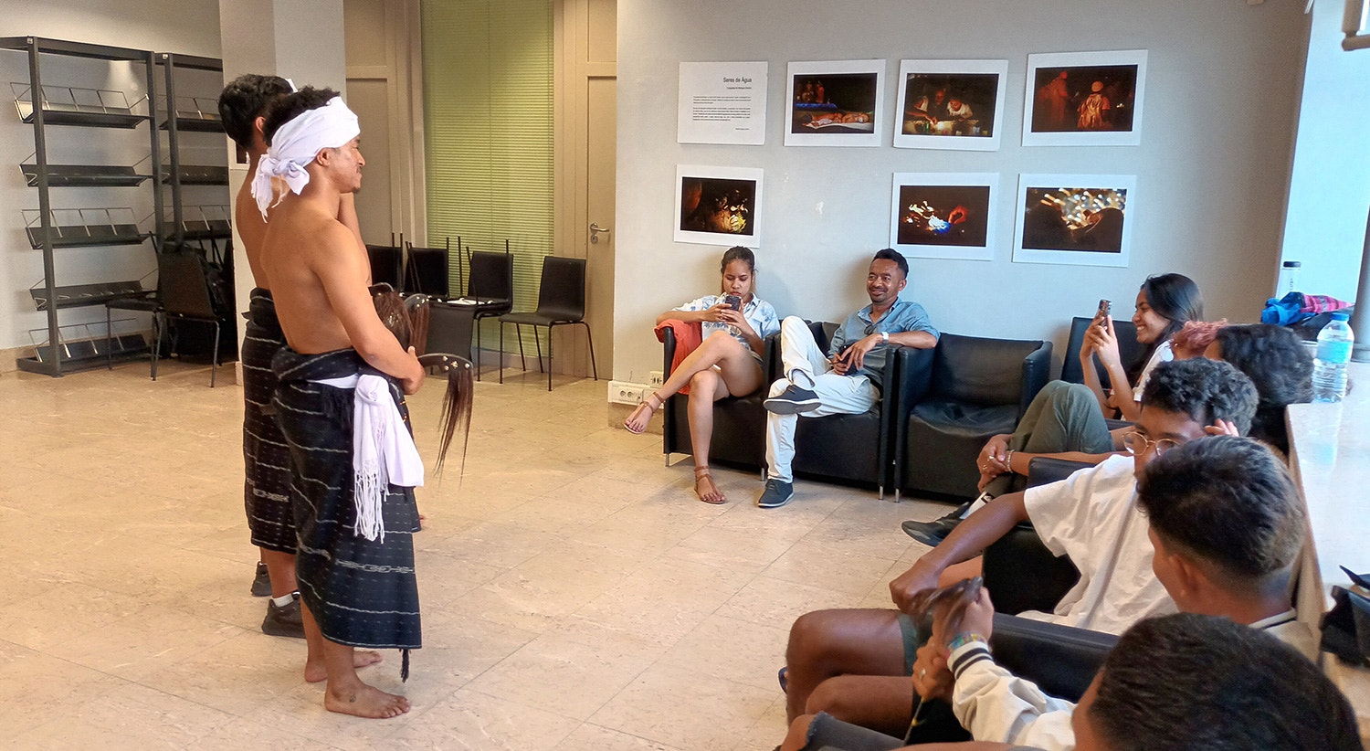  Os estudantes timorenses re&uacute;nem se todos os fins de semana para ensaiar dan&ccedil;as tradicionais. 