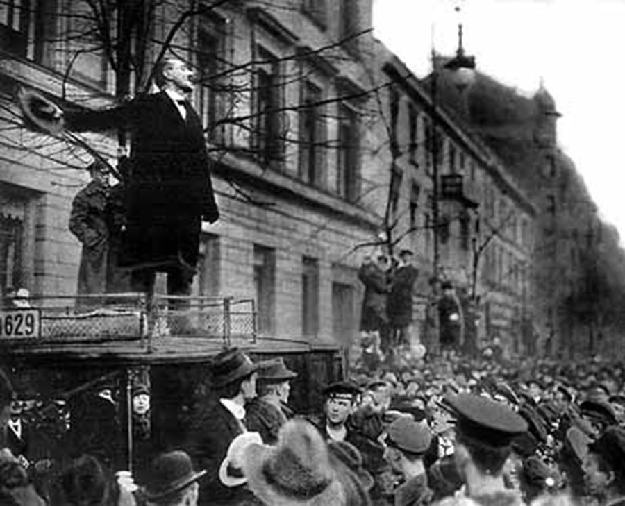  Karl Liebknecht discursando sobre o tejadilho de um autom&oacute;vel, em Berlim, Janeiro de 1919. 