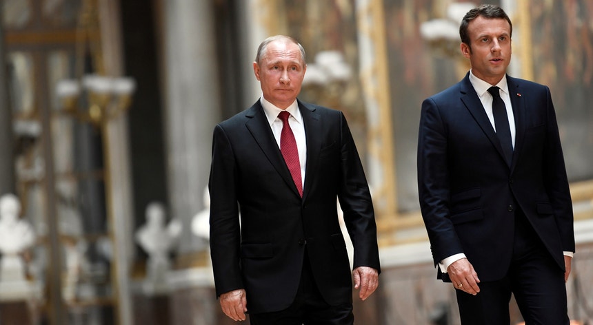 Emmanuel Macron descreveu a conversa com Vladimir Putin como “extremamente franca e direta”
