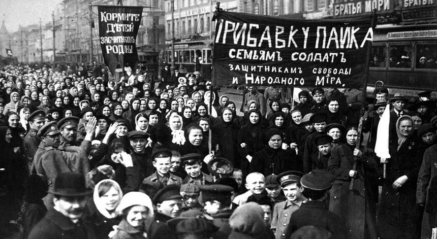 Manifestação no Dia Internacional da Mulher, em 1917 em São Petersburgo. 
