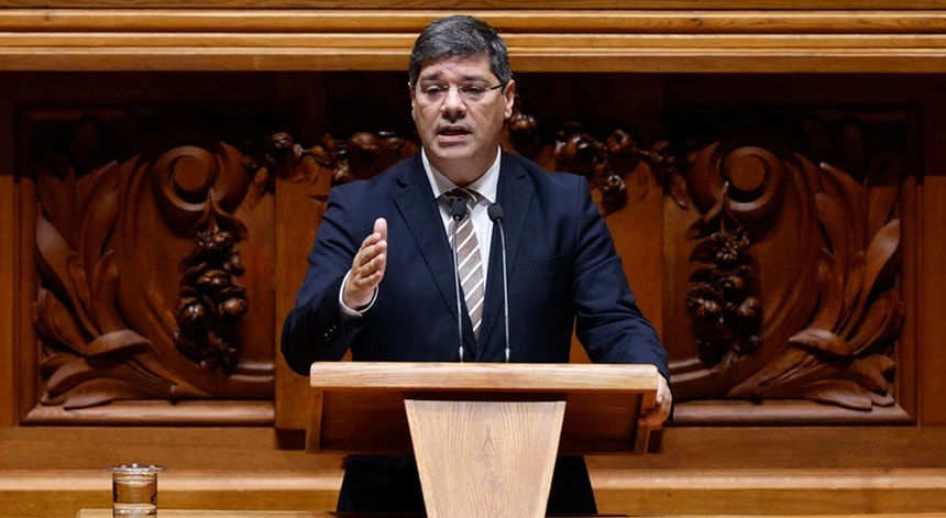 Imagem de Lei laboral. PS pede esclarecimentos à ministra e a Montenegro sobre entendimento com Chega