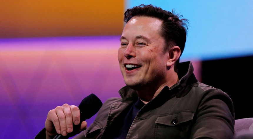 No último ano, Elon Musk (Tesla, SpaceX) ultrapassou Jeff Bezos (Amazon) como o homem mais rico do mundo, segundo os cálculos da revista Forbes. 
