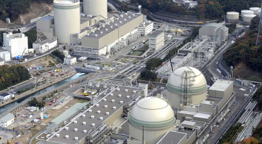 A libertação de água processada armazenada na central nuclear de Fukushima está a provocar polémica
